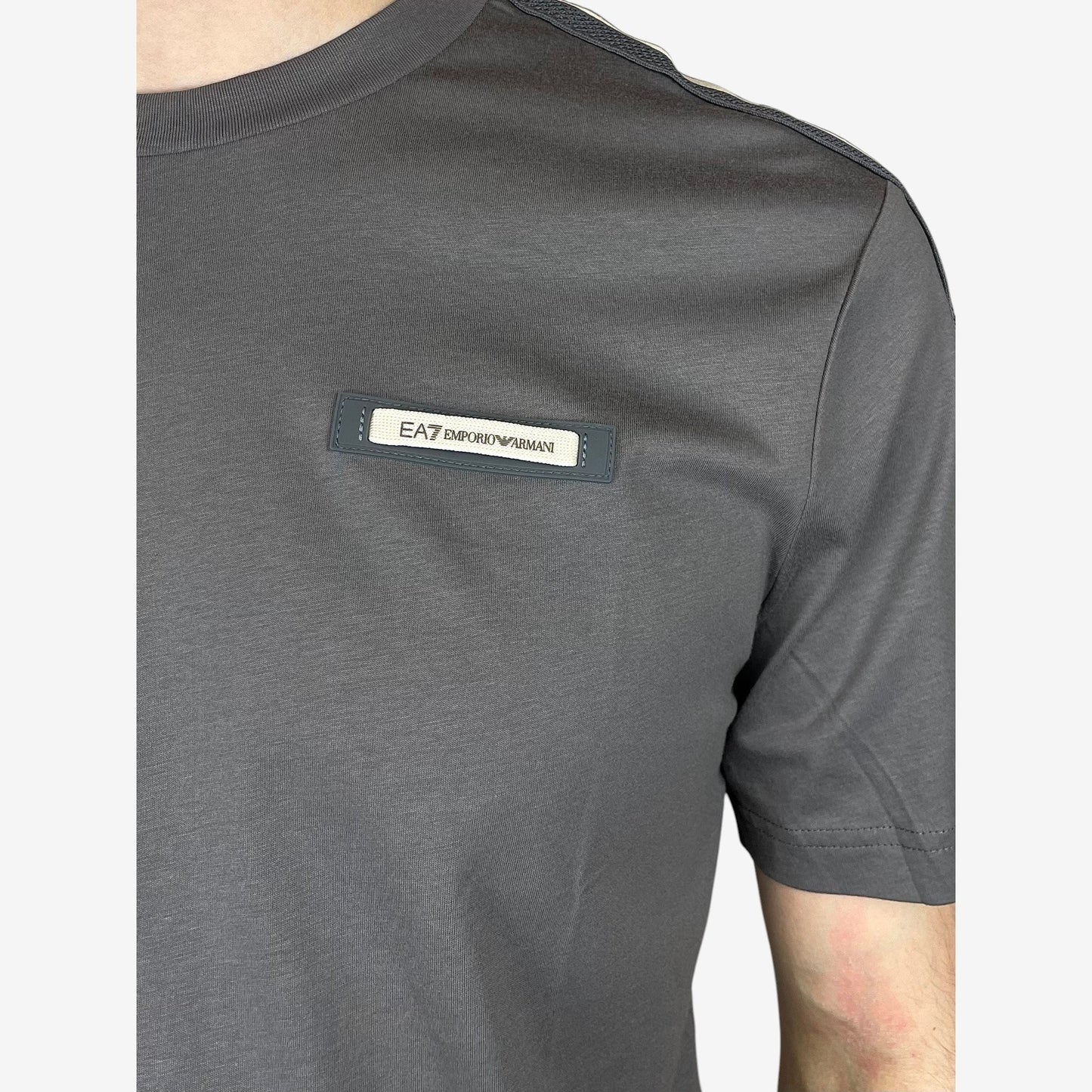 EA7 | T-shirt con patch gommato sul petto e banda laterale